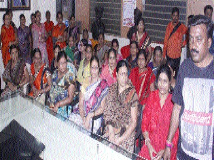 Water for 17 days; Stretch in women's rights | १७ दिवसांपासून पाण्याची बोंब; महिलांचा मुख्याधिकाऱ्यांच्या दालनामध्येच ठिय्या Water for 17 days; Stretch in women's rights | १७ दिवसांपासून पाण्याची बोंब; महिलांचा मुख्याधिकाऱ्यांच्या दालनामध्येच ठिय्या