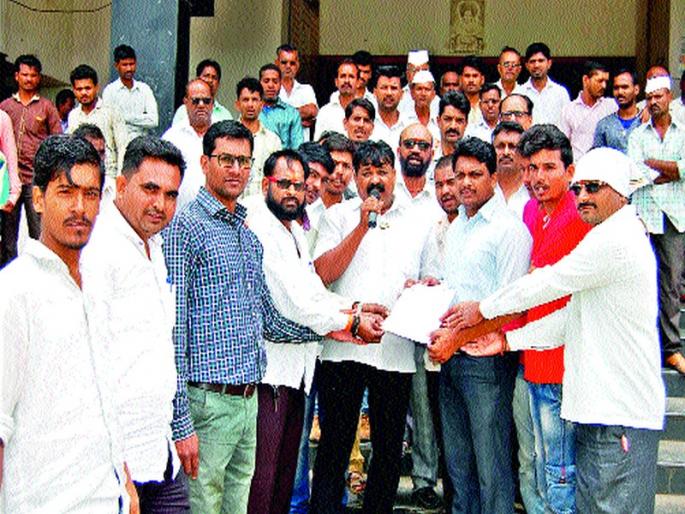 Maratha community gave a request to Tehsildars in Yeola | येवल्यात मराठा समाजातर्फे तहसीलदारांना निवेदन  Maratha community gave a request to Tehsildars in Yeola | येवल्यात मराठा समाजातर्फे तहसीलदारांना निवेदन