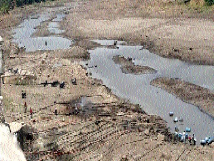 Farmers 24 electric cars seized | शेतकऱ्यांच्या २४ विद्युत मोटारी जप्त Farmers 24 electric cars seized | शेतकऱ्यांच्या २४ विद्युत मोटारी जप्त