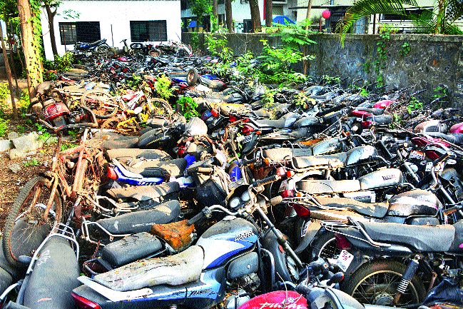 'Scratches' in police stations! | पोलीस ठाण्यांत ‘भंगार’ ! 'Scratches' in police stations! | पोलीस ठाण्यांत ‘भंगार’ !