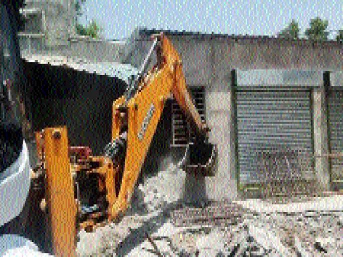 Breakdown of encroachment removal | अतिक्रमण हटविण्यात विघ्न