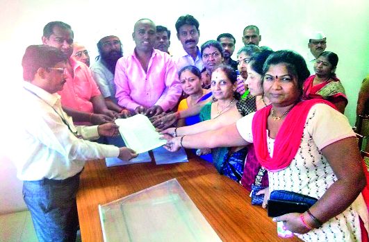 Citizens of the Municipal Corporation | महापालिकेच्या नोटिसांनी नागरिकांमध्ये नाराजी Citizens of the Municipal Corporation | महापालिकेच्या नोटिसांनी नागरिकांमध्ये नाराजी