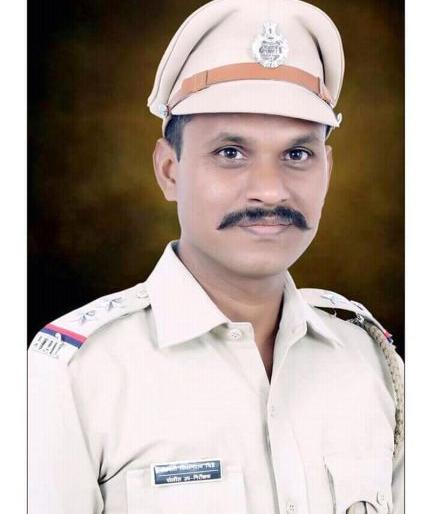 Shocking! A police officer who pursued the liquor vandalized crushed by same vehicle | धक्कादायक! दारूच्या वाहनाचा पाठलाग करणाऱ्या पोलिस अधिकाऱ्याला चिरडले Shocking! A police officer who pursued the liquor vandalized crushed by same vehicle | धक्कादायक! दारूच्या वाहनाचा पाठलाग करणाऱ्या पोलिस अधिकाऱ्याला चिरडले