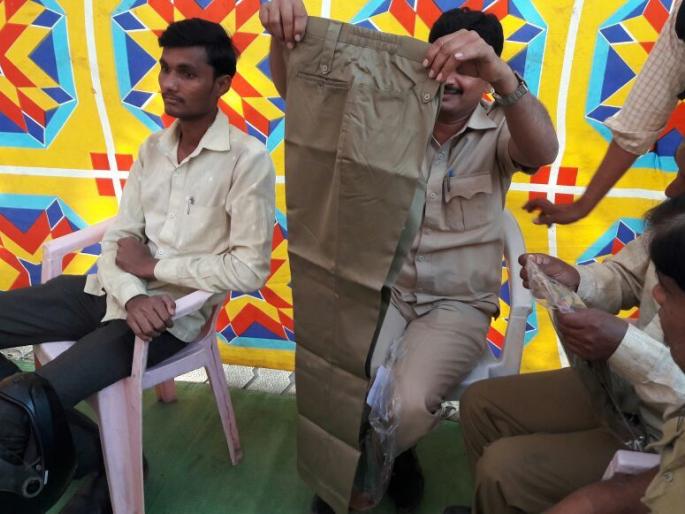 Distribution of uniforms to ST workers is done | एसटी कामगारांना गणवेश वाटप करून घेतले परत Distribution of uniforms to ST workers is done | एसटी कामगारांना गणवेश वाटप करून घेतले परत