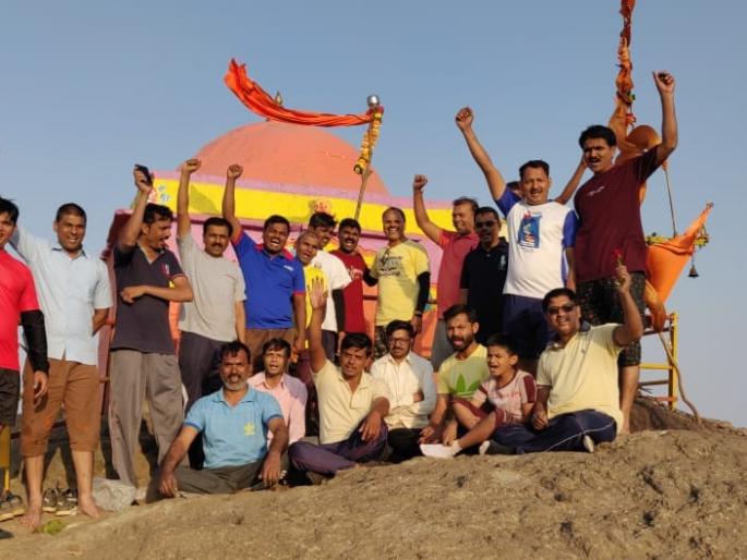 The tall gud set by the youth on the highest peak of the Keshubai peak | सर्वोच्च कळसुबाई शिखरावर युवकांनी उभारली उंच गुढी The tall gud set by the youth on the highest peak of the Keshubai peak | सर्वोच्च कळसुबाई शिखरावर युवकांनी उभारली उंच गुढी
