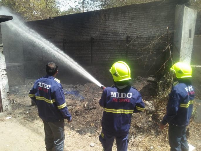 Fire in company at waluj MIDC | वाळूज एमआयडीसीत बंद कंपनीला आग Fire in company at waluj MIDC | वाळूज एमआयडीसीत बंद कंपनीला आग