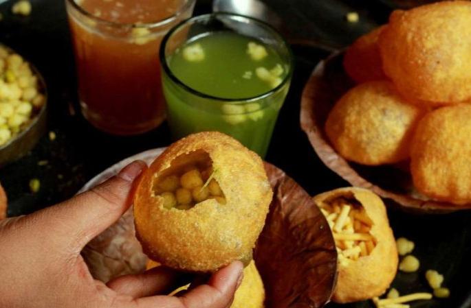 Want to eat Panipuri in monsoon? Stop .. and read this .. | रिमझिम पावसात पाणीपुरी खाणार आहात? थांबा.. आणि हे वाचा.. Want to eat Panipuri in monsoon? Stop .. and read this .. | रिमझिम पावसात पाणीपुरी खाणार आहात? थांबा.. आणि हे वाचा..
