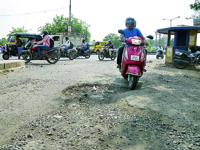 No money in Nagpur municipal corporation; potholes are buried! | नागपूर मनपाची तिजोरी रिकामी; डांबर मिळेना, खड्डे बुजेनात! No money in Nagpur municipal corporation; potholes are buried! | नागपूर मनपाची तिजोरी रिकामी; डांबर मिळेना, खड्डे बुजेनात!
