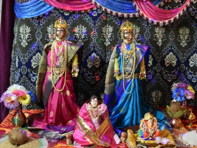 Establishment of Mahalaxmi in a happy environment | मंगलमय वातावरणात झाली महालक्ष्मींची स्थापना