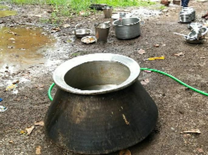 Members hit fever on meat | सदस्यांनी मारला मांसाहारावर ताव Members hit fever on meat | सदस्यांनी मारला मांसाहारावर ताव