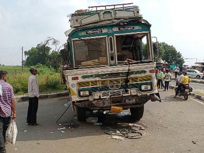 The driver was killed when the truck hit a wall | ट्रक भिंतीवर आदळल्याने चालक ठार The driver was killed when the truck hit a wall | ट्रक भिंतीवर आदळल्याने चालक ठार