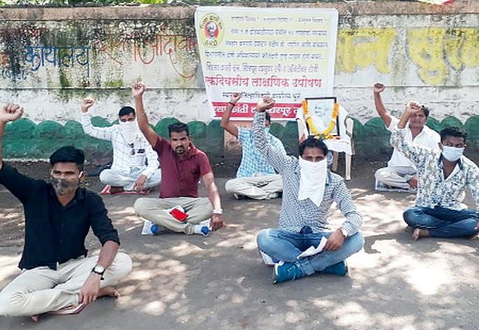 Take action against those who misbehave in road works | रस्ता कामात गैरव्यवहार करणाऱ्यांवर कारवाई करा Take action against those who misbehave in road works | रस्ता कामात गैरव्यवहार करणाऱ्यांवर कारवाई करा