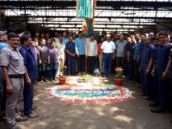 ST's employees' resolve to raise awareness through voting | गुढी उभारून मतदान जागृतीसाठी ‘एसटी’च्या कर्मचाऱ्यांचा संकल्प