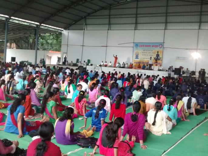 'Tukasan' which is not a one-day holiday - Free lessons for 'Yoga'; Shivaji University, Sagadagiri Matha | एक दिवसही सुट्टी नसलेली ‘शिकवणी’-‘योगा’चे मोफत धडे; शिवाजी विद्यापीठ, सिद्धगिरी मठाचा उपक्रम 'Tukasan' which is not a one-day holiday - Free lessons for 'Yoga'; Shivaji University, Sagadagiri Matha | एक दिवसही सुट्टी नसलेली ‘शिकवणी’-‘योगा’चे मोफत धडे; शिवाजी विद्यापीठ, सिद्धगिरी मठाचा उपक्रम