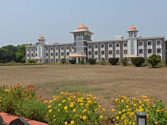 For the first time in the history of Shivaji University, the inauguration ceremony was a success | शिवाजी विद्यापीठाच्या इतिहासात पहिल्यांदाच दीक्षांत समारंभादिनी शुकशुकाट For the first time in the history of Shivaji University, the inauguration ceremony was a success | शिवाजी विद्यापीठाच्या इतिहासात पहिल्यांदाच दीक्षांत समारंभादिनी शुकशुकाट