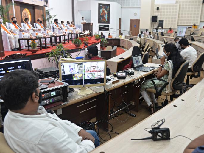 Saurabh Patil won the President's Gold Medal, while Maheshwari Gole won the Chancellor's Gold Medal | सौरभ पाटील याला राष्ट्रपती सुवर्णपदक, तर महेश्वरी गोळे हिला कुलपती सुवर्णपदक Saurabh Patil won the President's Gold Medal, while Maheshwari Gole won the Chancellor's Gold Medal | सौरभ पाटील याला राष्ट्रपती सुवर्णपदक, तर महेश्वरी गोळे हिला कुलपती सुवर्णपदक