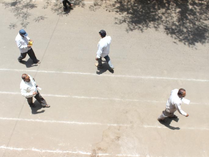 Falley shadow disappeared. Kolhapur kills experience 'Zero Shadow Day' | Zero Shadow Day कोल्हापूरकरांनी अनुभवला, भरदुपारी सावली गायब  Falley shadow disappeared. Kolhapur kills experience 'Zero Shadow Day' | Zero Shadow Day कोल्हापूरकरांनी अनुभवला, भरदुपारी सावली गायब