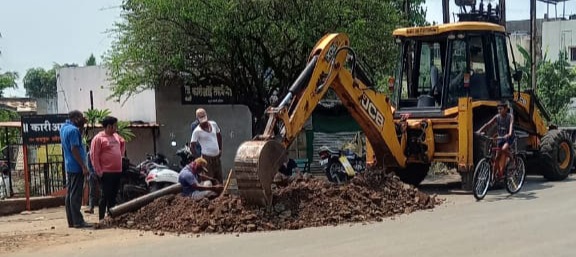 Bottles, slippers, gonapats coming out of the water supply | पाणीपुरवठ्याच्या वाहिनीतून निघाल्या बाटल्या, चपले, गोणपाट Bottles, slippers, gonapats coming out of the water supply | पाणीपुरवठ्याच्या वाहिनीतून निघाल्या बाटल्या, चपले, गोणपाट