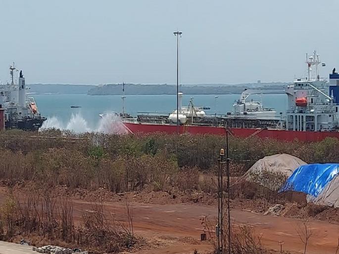 Ammonia leak at Murgaon port The incident happened while filling the tank with ammonia from the ship | मुरगाव बंदरात अमोनिया गळती; जहाजातून टाकीत अमोनिया भरताना घडली घटना Ammonia leak at Murgaon port The incident happened while filling the tank with ammonia from the ship | मुरगाव बंदरात अमोनिया गळती; जहाजातून टाकीत अमोनिया भरताना घडली घटना