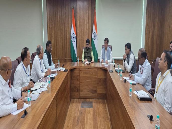 Extend the runway of Kolhapur airport to three thousand meters, Union Minister of State for Civil Aviation suggests | कोल्हापूर विमानतळाची धावपट्टी तीन हजार मीटरपर्यंत न्या, केंद्रीय हवाई वाहतूक राज्यमंत्र्यांची सूचना Extend the runway of Kolhapur airport to three thousand meters, Union Minister of State for Civil Aviation suggests | कोल्हापूर विमानतळाची धावपट्टी तीन हजार मीटरपर्यंत न्या, केंद्रीय हवाई वाहतूक राज्यमंत्र्यांची सूचना