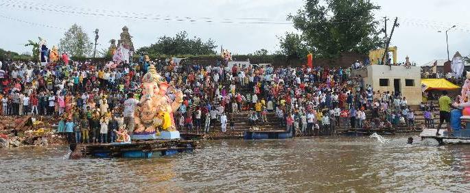Irani mining 21 feet 5 layers of fountains, 300 grams of immersion of Ganesh idols | इराणी खणीत २१ फुटी ५ गणरायासह पावणे तीनशे गणेशमूतीँचे विसर्जन