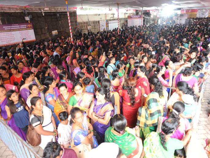 Two and a half lakh devotees in Ambati phase eight | अष्टमीला अंबाबाई चरणी अडीच लाख भाविक Two and a half lakh devotees in Ambati phase eight | अष्टमीला अंबाबाई चरणी अडीच लाख भाविक