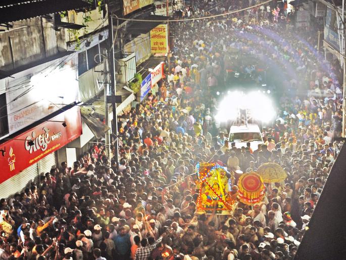 Rangla Nagar Prakashina Palkhi Ceremony: 'Good luck with Ambai's name' | ‘अंबाबाईच्या नावानं चांगभलं...’ अमाप उत्साहात रंगला नगर प्रदक्षिणा पालखी सोहळा Rangla Nagar Prakashina Palkhi Ceremony: 'Good luck with Ambai's name' | ‘अंबाबाईच्या नावानं चांगभलं...’ अमाप उत्साहात रंगला नगर प्रदक्षिणा पालखी सोहळा