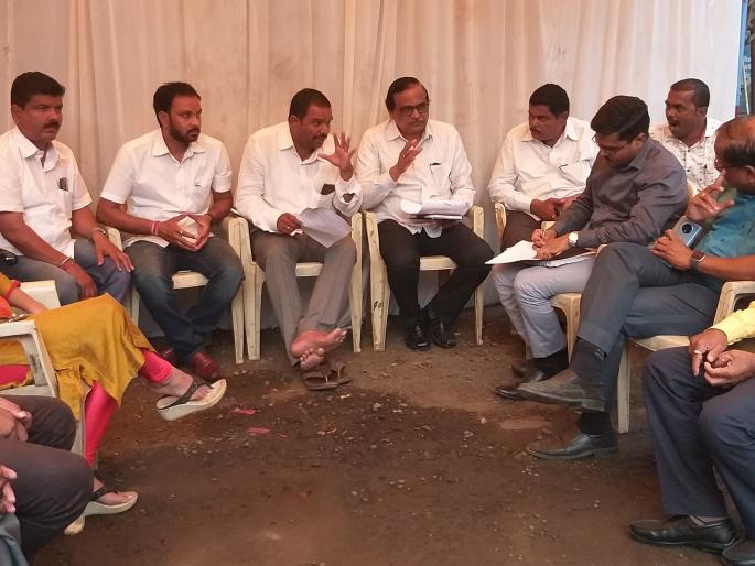 Tables, chairs, no computers, Karvir Panchayat Samiti functioning jam, Chairman sitting for fast | टेबल, खुर्च्या, संगणकही नाहीत, सभापतीच बसले उपोषणाला Tables, chairs, no computers, Karvir Panchayat Samiti functioning jam, Chairman sitting for fast | टेबल, खुर्च्या, संगणकही नाहीत, सभापतीच बसले उपोषणाला