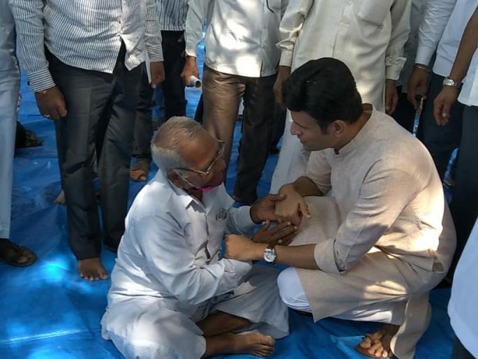 On Samarjit Ghatge Dam to know the plight of farmers | शेतकऱ्यांच्या व्यथा जाणून घेण्यासाठी समरजित घाटगे बांधावर On Samarjit Ghatge Dam to know the plight of farmers | शेतकऱ्यांच्या व्यथा जाणून घेण्यासाठी समरजित घाटगे बांधावर