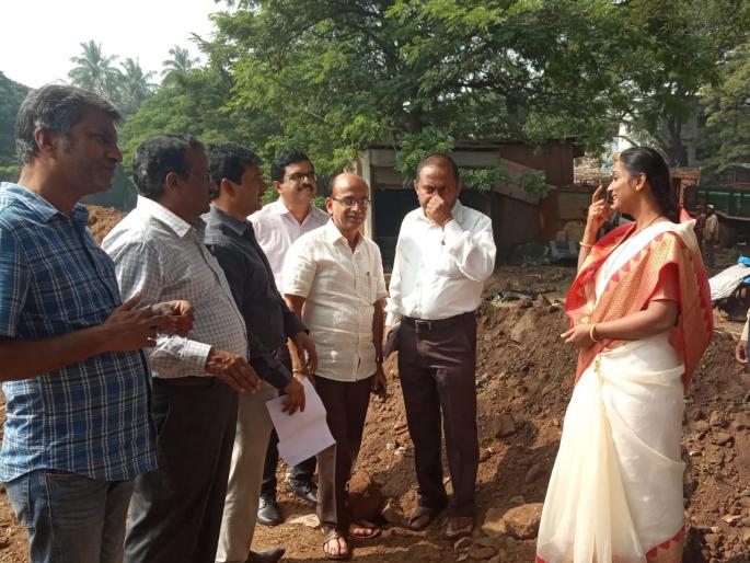 Vehicle leveling begins, inspection by Mayor | गाडीअड्डा वाहनतळाचे सपाटीकरण सुरू, महापौरांनी केली पाहणी Vehicle leveling begins, inspection by Mayor | गाडीअड्डा वाहनतळाचे सपाटीकरण सुरू, महापौरांनी केली पाहणी