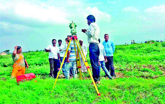 Samrudhiyi Highway: Resume counting after protests | समृद्धी महामार्ग : विरोधानंतर मोजणीला पुन्हा प्रारंभ Samrudhiyi Highway: Resume counting after protests | समृद्धी महामार्ग : विरोधानंतर मोजणीला पुन्हा प्रारंभ