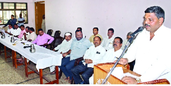 The marketing federation wants to land at the meeting of the buyers by selling jaggery: Kolhapuri brand is bad due to sugar mills | गूळ खरेदीत मार्केटिंग फेडरेशनने उतरावे शेतकºयांची बैठकीत मागणी : साखरमिश्रित गुळामुळे कोल्हापुरी ब्रँड खराब