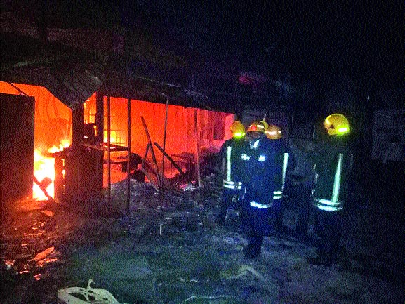 Furniture shops fire; Loss of millions | फर्निचर दुकानास आग; लाखोंचे नुकसान Furniture shops fire; Loss of millions | फर्निचर दुकानास आग; लाखोंचे नुकसान