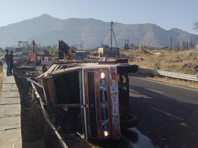 Severe re-accident on S turn in pillar; Two people were killed on the spot; 5 injured | खंबाटकीतील एस वळणावर पुन्हा भीषण अपघात; दोनजण जागीच ठार Severe re-accident on S turn in pillar; Two people were killed on the spot; 5 injured | खंबाटकीतील एस वळणावर पुन्हा भीषण अपघात; दोनजण जागीच ठार