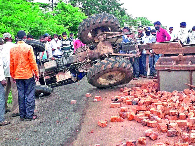 One killed, two injured in tractor-bike accident | ट्रॅक्टर-दुचाकी अपघातात एक ठार, दोन जखमी