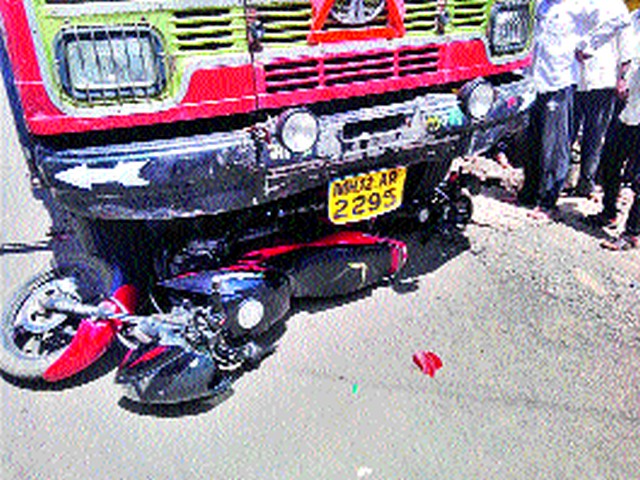 Two bikes shattered in the accident | अपघातात दोन दुचाकी चक्काचूर Two bikes shattered in the accident | अपघातात दोन दुचाकी चक्काचूर