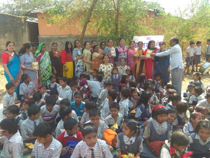 Sweater allocation to Nalegaon School by Agarwal Mahila Mandal | अग्रवाल महिला मंडळातर्फे नाळेगाव शाळेत स्वेटर वाटप Sweater allocation to Nalegaon School by Agarwal Mahila Mandal | अग्रवाल महिला मंडळातर्फे नाळेगाव शाळेत स्वेटर वाटप
