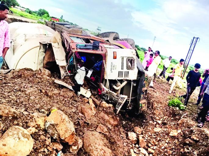 Shocking; Crane, JCB broke the cabin of the tanker and pulled out the bodies | धक्कादायक; क्रेन, जेसीबीने टँकरचे केबिन फोडून मृतदेह बाहेर काढले Shocking; Crane, JCB broke the cabin of the tanker and pulled out the bodies | धक्कादायक; क्रेन, जेसीबीने टँकरचे केबिन फोडून मृतदेह बाहेर काढले