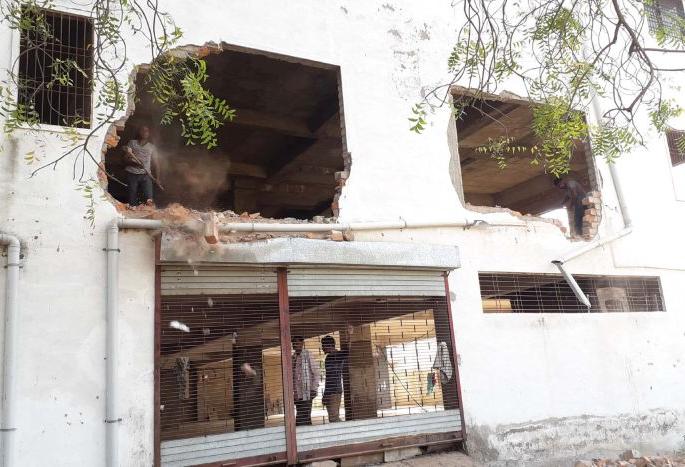 Unauthorized part of the building's in service line! | इमारतीचा सर्व्हिस लाइनमधील अनधिकृत भाग पाडला! Unauthorized part of the building's in service line! | इमारतीचा सर्व्हिस लाइनमधील अनधिकृत भाग पाडला!