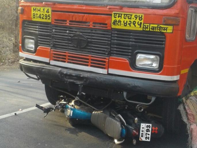 bus-motarcycle accident, youth killed | पातूर-वाशिम मार्गावर भरधाव बसने दुचाकीस्वारास चिरडले