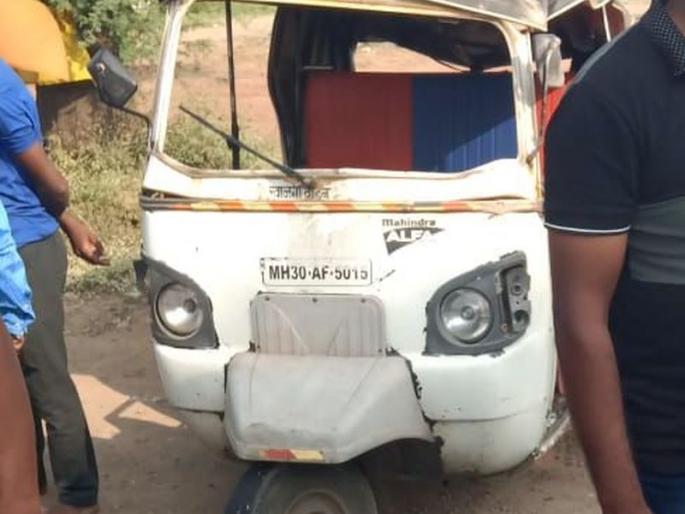 Auto two-wheeler; One killed, two serious | ऑटोची दुचाकीस धडक; एक ठार, दोन गंभीर Auto two-wheeler; One killed, two serious | ऑटोची दुचाकीस धडक; एक ठार, दोन गंभीर