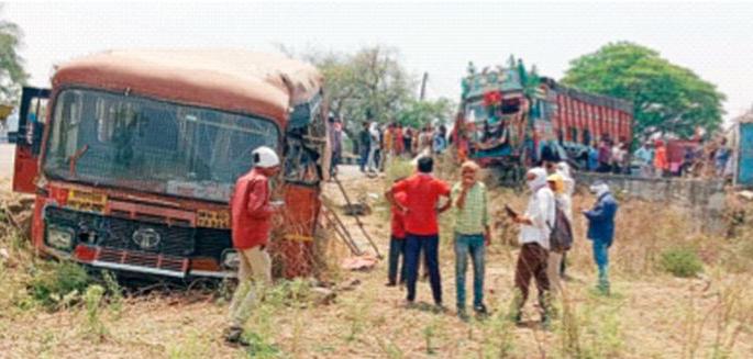 One killed, 27 injured in truck-ST collision | ट्रक-एसटी धडकेत एक ठार, 27 जखमी