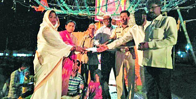 The hand of the handicapped family helped | अपंग कुटुंबासाठी मदतीचे हात सरसावले The hand of the handicapped family helped | अपंग कुटुंबासाठी मदतीचे हात सरसावले