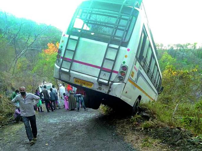 The bus crashed on the Akot-Dharani route | अकोट-धारणी मार्गावर बस कलंडली The bus crashed on the Akot-Dharani route | अकोट-धारणी मार्गावर बस कलंडली