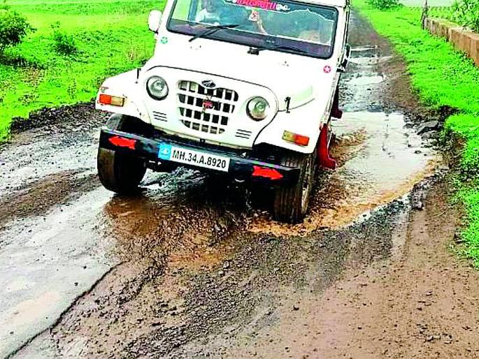 Both main routes to the tourist spot are in potholes | पर्यटनस्थळावरील दोन्ही मुख्य मार्ग खड्ड्यांत Both main routes to the tourist spot are in potholes | पर्यटनस्थळावरील दोन्ही मुख्य मार्ग खड्ड्यांत