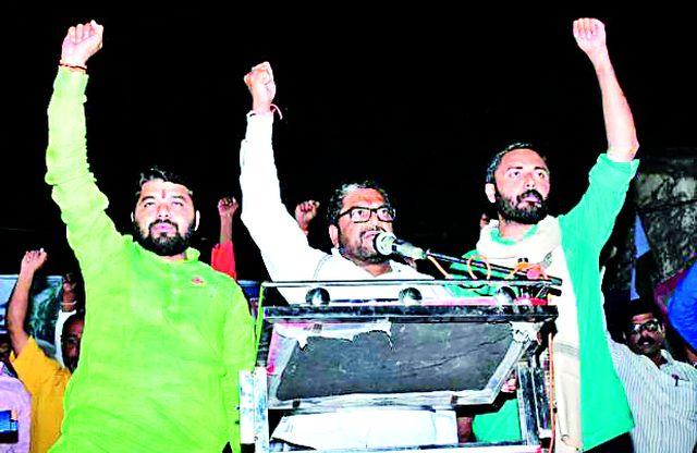 Trouble the government who is disillusioned with the house | घराची अब्रू घालवणाऱ्या सरकारला पायदळी तुडवा