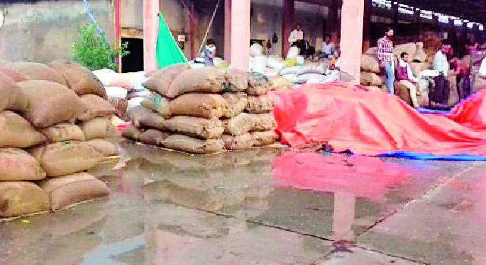 The next morning stormy rain | दुसऱ्या दिवशीही वादळी पाऊस