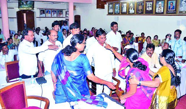 We are in the General Assembly | आमसभेत हमरी-तुमरी