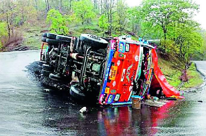 Two trucks in Utghang Ghat in Melghat were reversed | मेळघाटातील घटांग घाटात दोन ट्रक उलटले