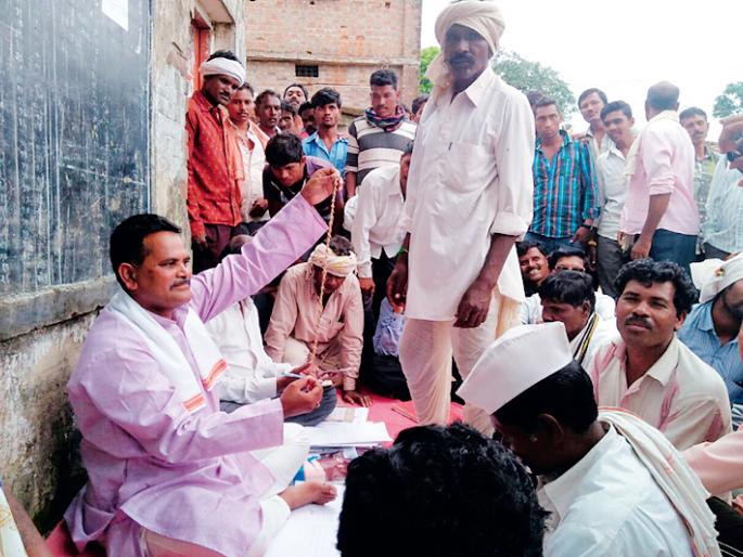 Proof of work done by 'burying' twine with 'twine' | सुतळीला गाठी मारून ‘त्यांनी’ दिला कामाचा पुरावा Proof of work done by 'burying' twine with 'twine' | सुतळीला गाठी मारून ‘त्यांनी’ दिला कामाचा पुरावा